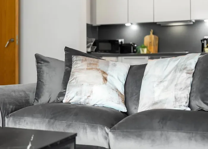 Luxury City Centre Apartment - 2 Bedroom - Balcony - Top Rated - 377P