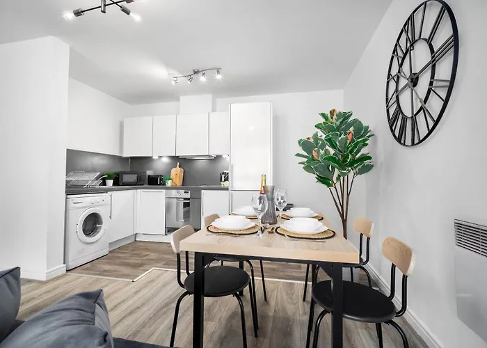 Luxury City Centre Apartment - 2 Bedroom - Balcony - Top Rated - 377P