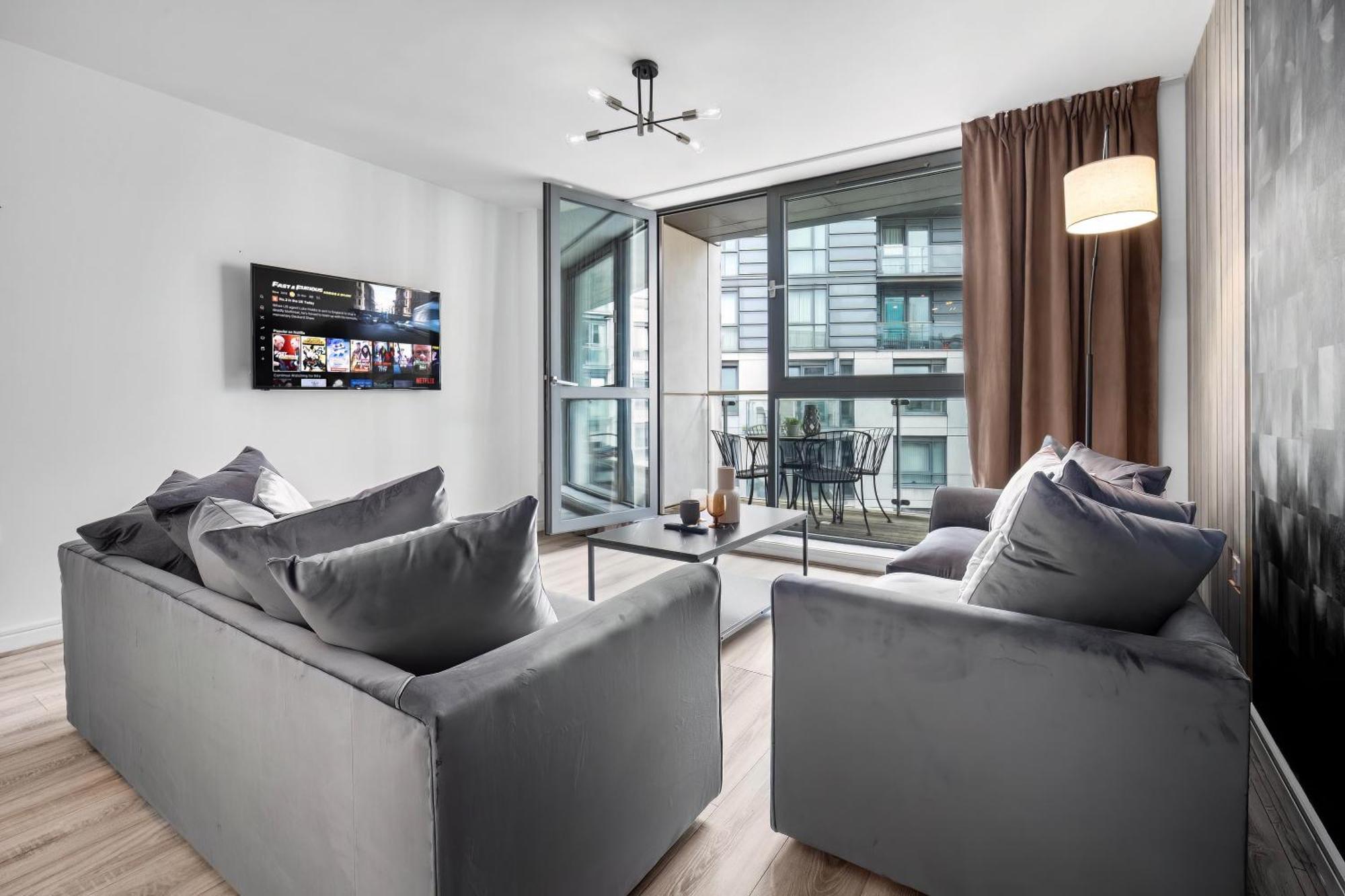 Luxury Centre - 2 Bedroom - Balcony - Rated - 377p Apartment *